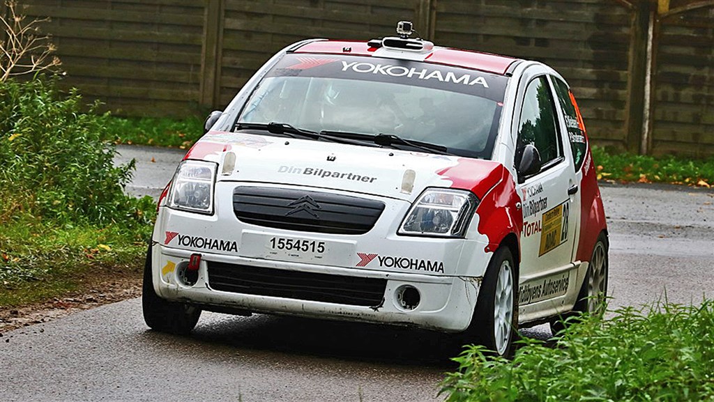 Frank Nielsen og Per Brodersen på vej mod andenpladsen i RC4R2 Cupen i fjerde afdeling om Danmarksmesterskabet.
(Foto: rallypics.dk – Viggo Johansen)